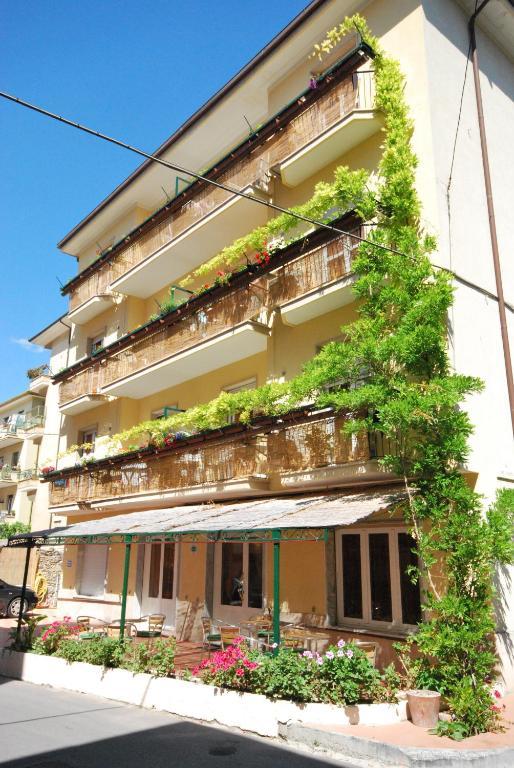 Residence Glicini Finale Ligure Extérieur photo